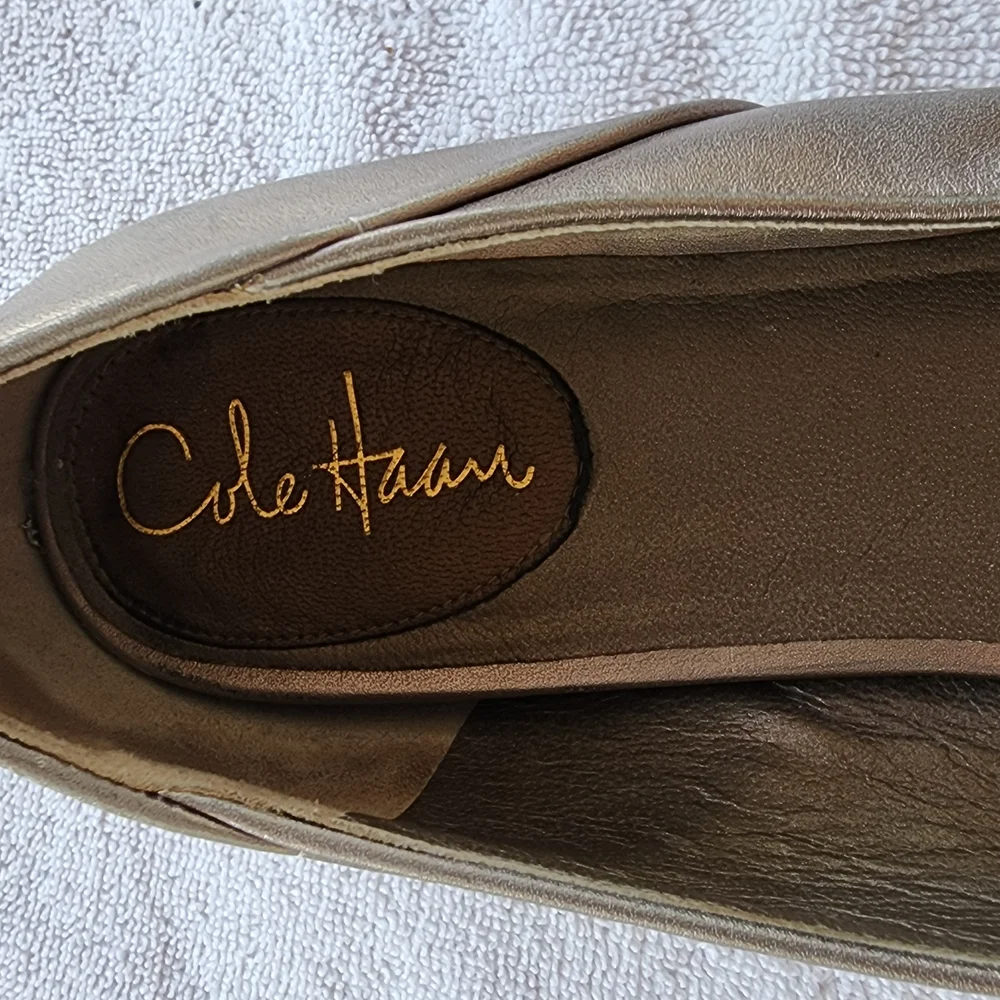 Cole Haan Leather Sleek Elegant Toeless Shoes Light Gold Flat Classy Design - Picture 3 of 7